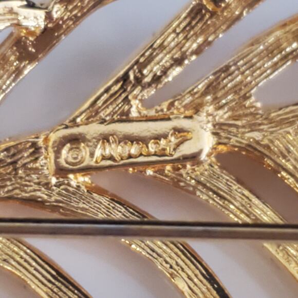 Monet Gold Tone Leaf Brooch Pin with Clear‎ Rhinestones Excellent Signed - Picture 3 of 5